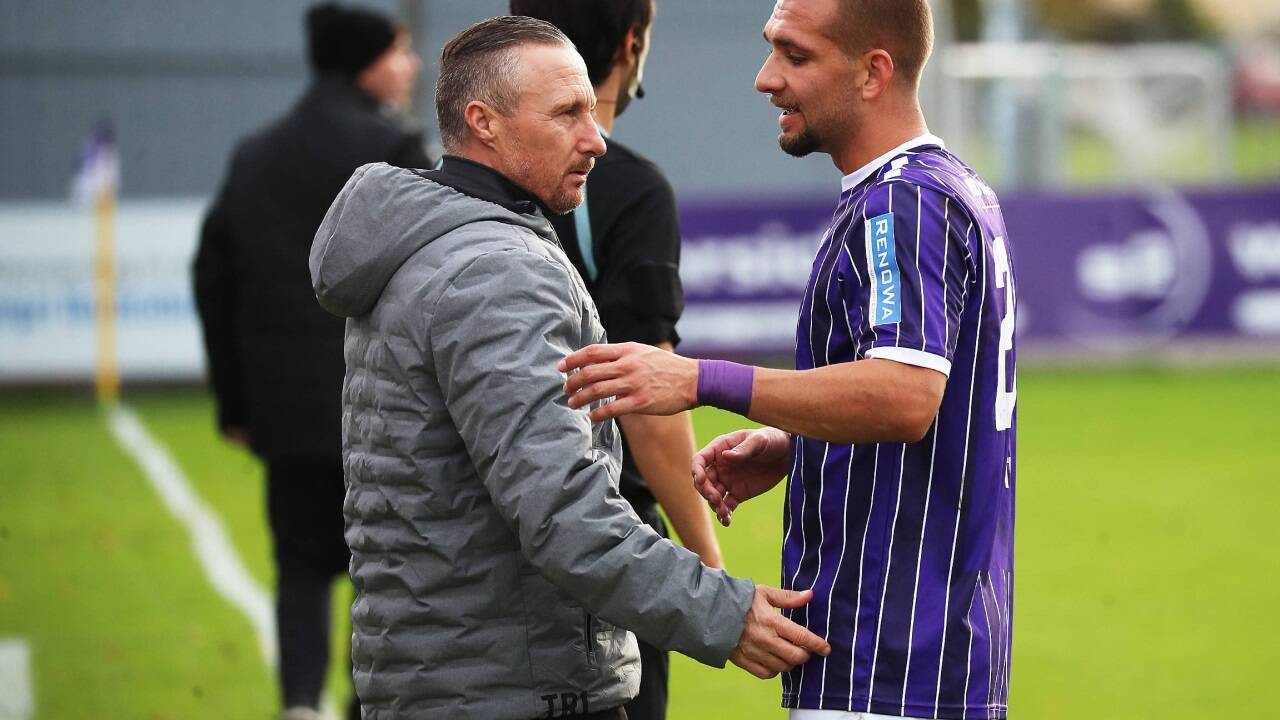 Austria-Stürmer Johannes Zottl (r.) vermittelte seinem Trainer Christian Schaider einen neuen Innenverteidiger.  