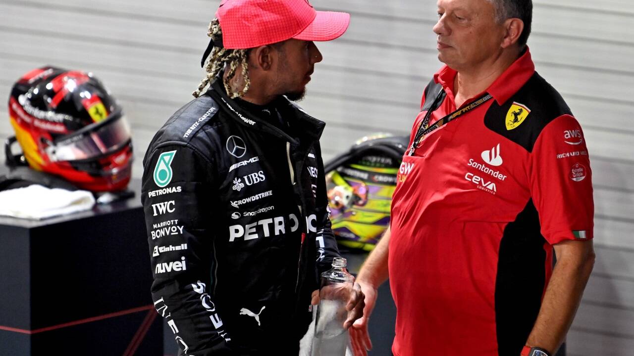 Lewis Hamilton (links) und Ferrari-Teamchef Fréd Vasseur. 