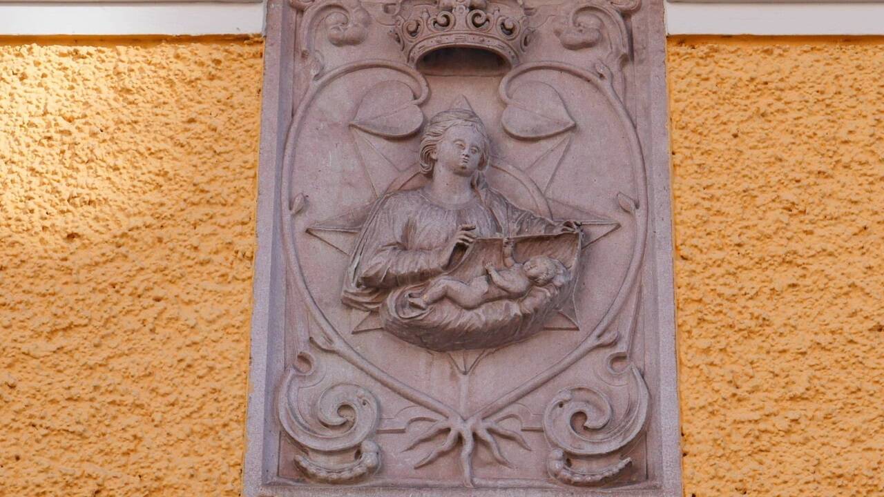 Ein Seerosenwappen verbirgt sich in diesem Marienbildnis in Salzburg-Nonntal.  