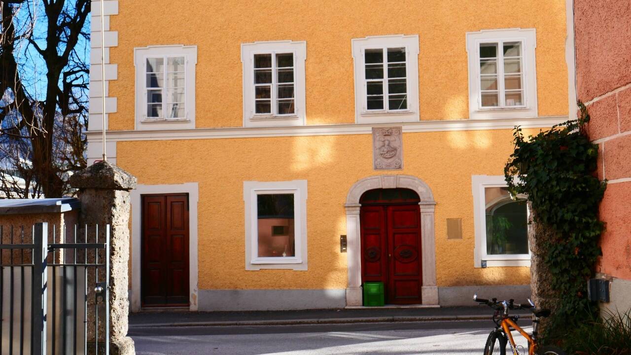 Ein Seerosenwappen verbirgt sich in diesem Marienbildnis in Salzburg-Nonntal.  