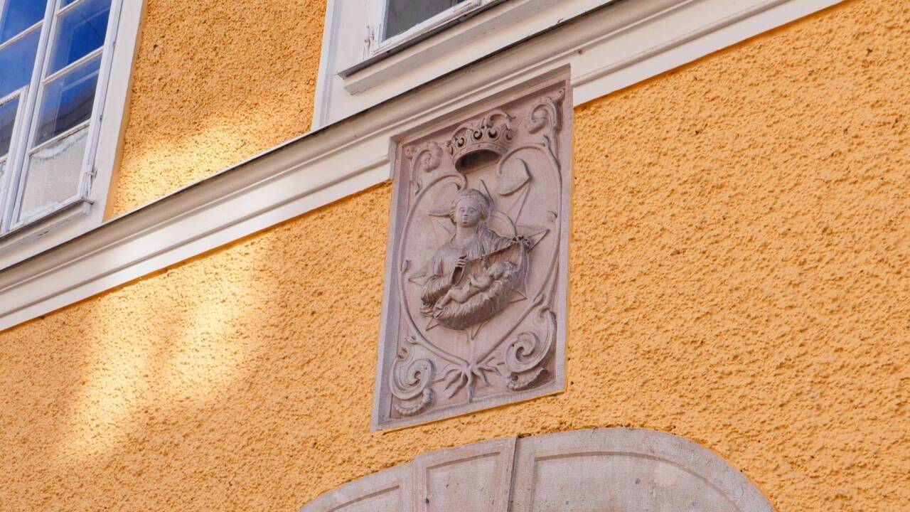 Ein Seerosenwappen verbirgt sich in diesem Marienbildnis in Salzburg-Nonntal.  