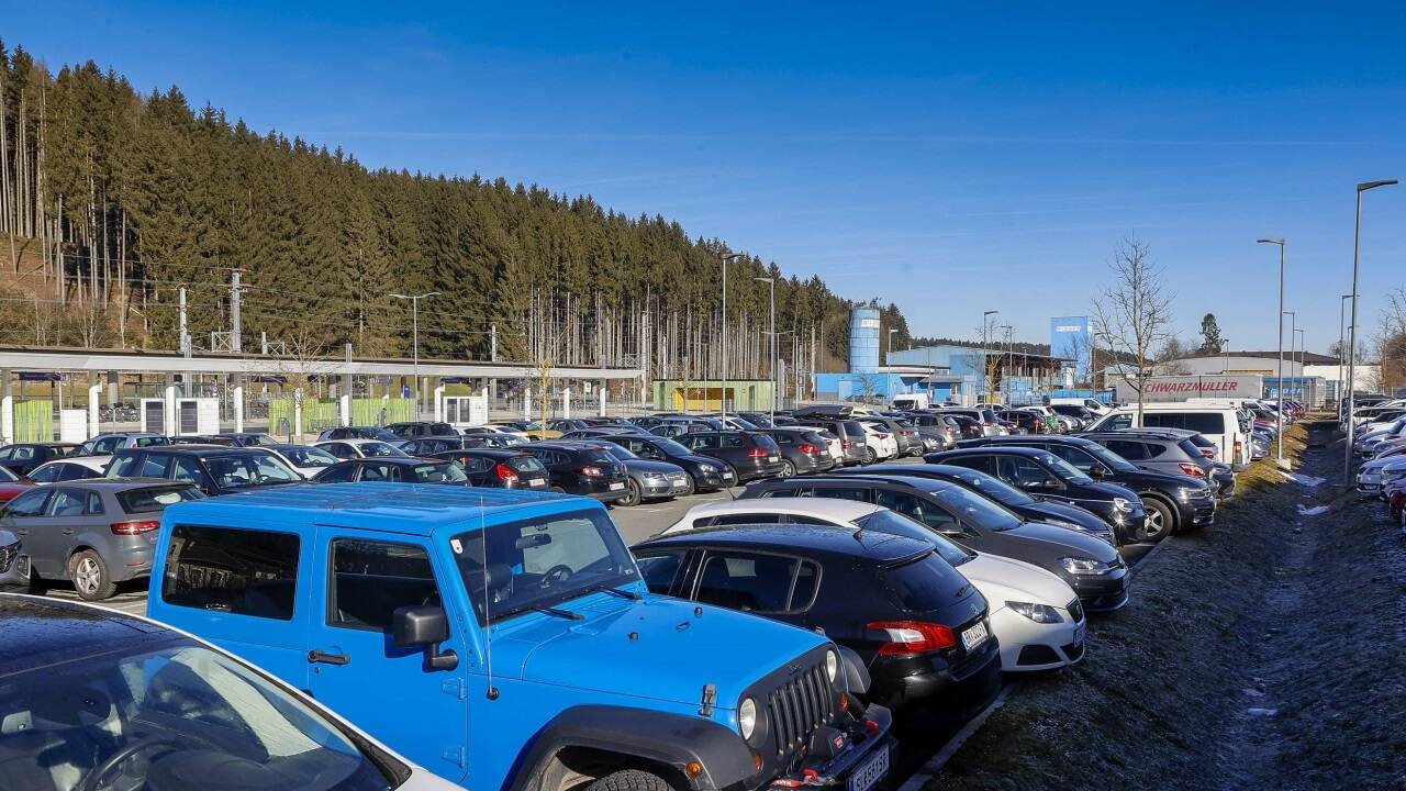 Volle Parkplätze beim Bahnhof in Neumarkt am Wallersee sind ein gewohntes Bild. Volle Parkplätze beim Bahnhof in Neumarkt am Wallersee sind ein gewohntes Bild.