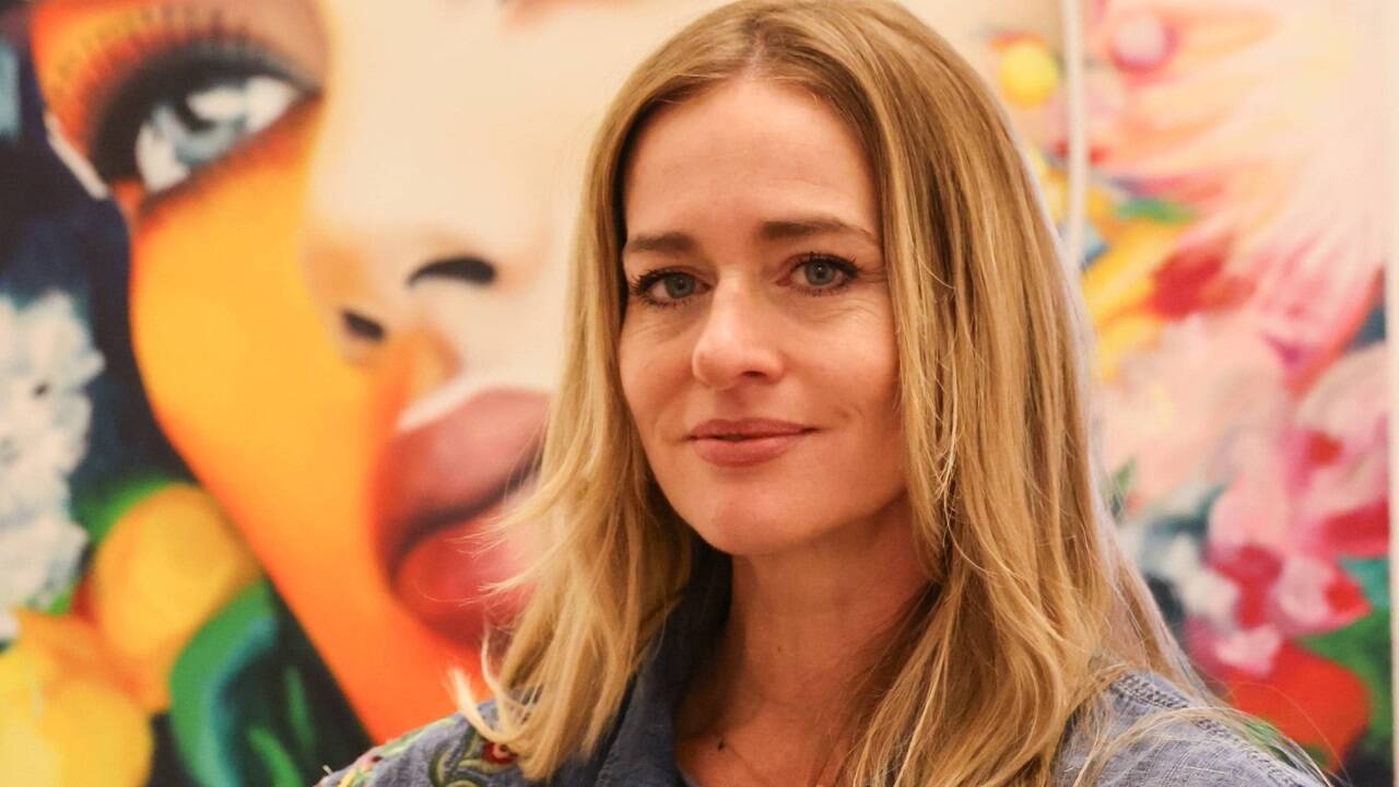 Adrienne Egger – hier vor einem ihrer Kunstwerke – lädt am 3. Februar zum Barockball nach St. Gilgen.  