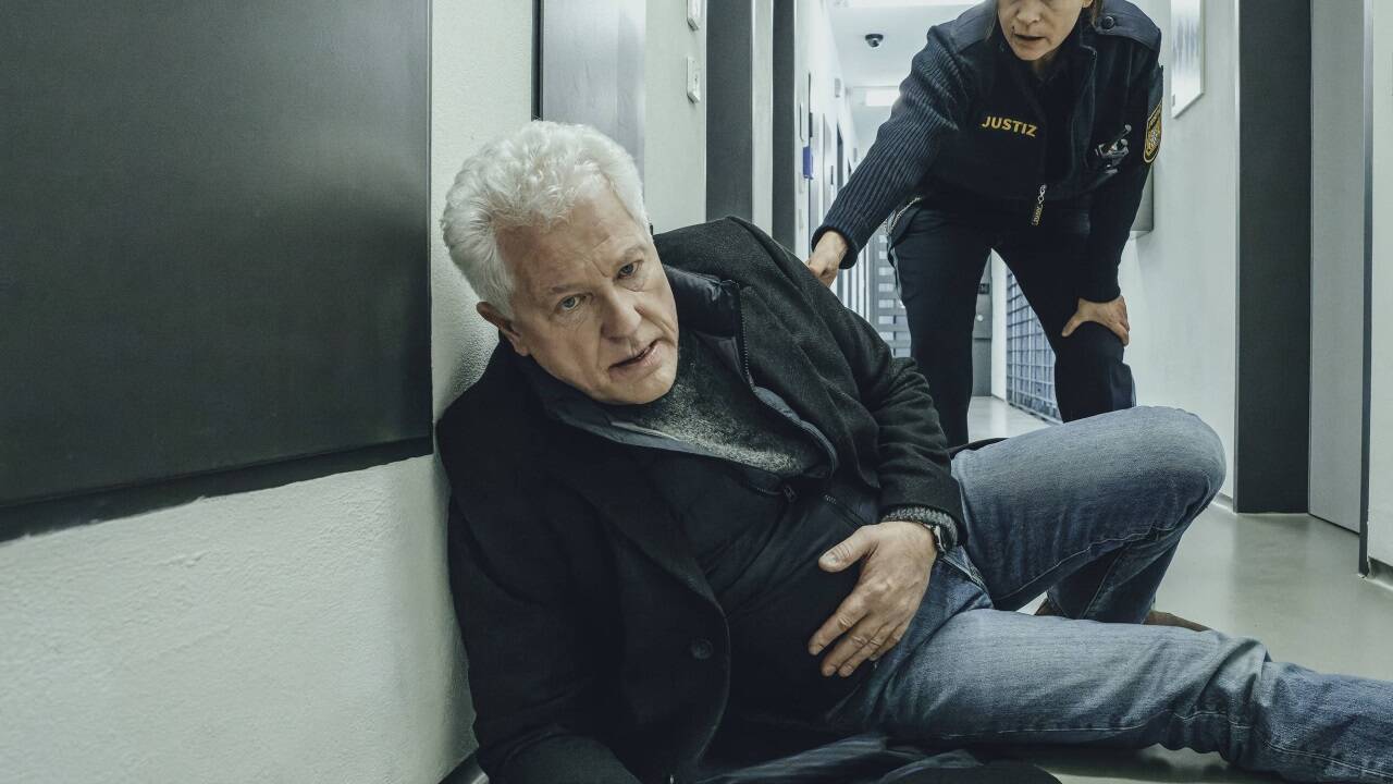Nachdem Kommissar Ivo Batic (Miroslav Nemec) angegriffen wurde, kommt ihm die JVA-Beamtin Anja Bremmer (Jule Ronstedt) zu Hilfe. 