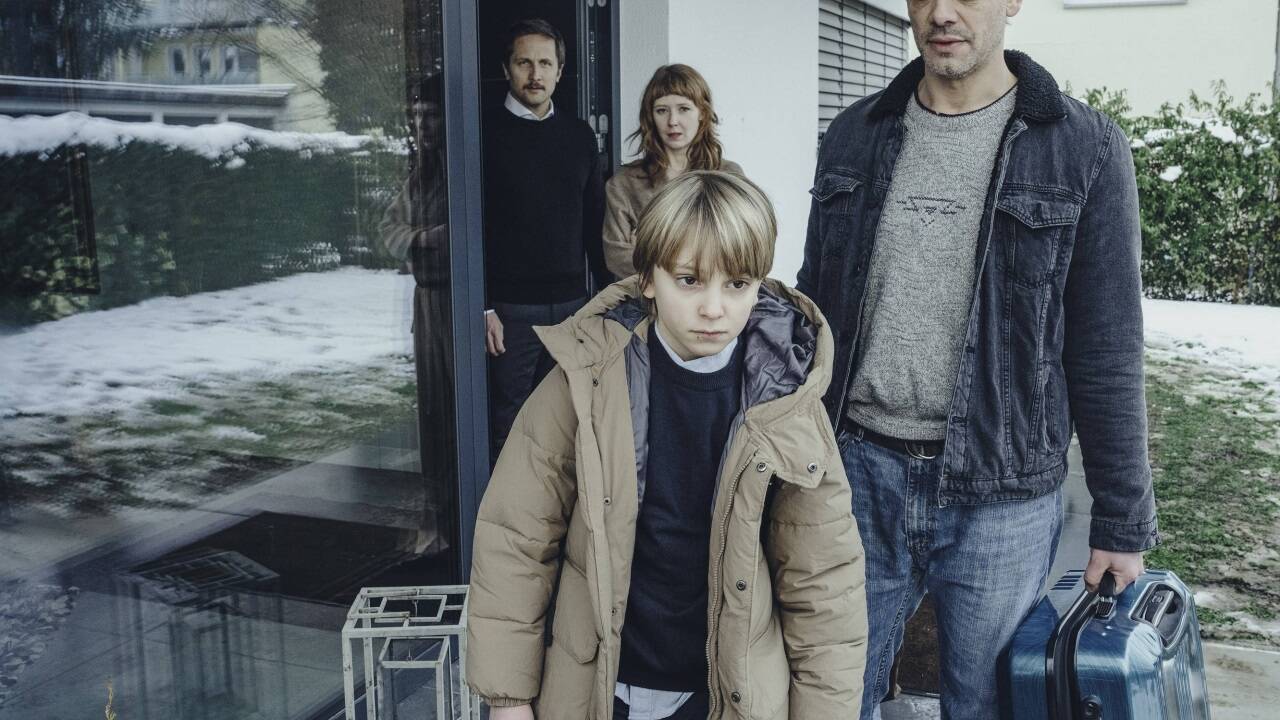 Die Pflegeeltern müssen zusehen, wie Ferinand (Phileas Heyblom) von seinem Vater Dieter Scholz (Carlo Ljubek) abgeholt wird. 