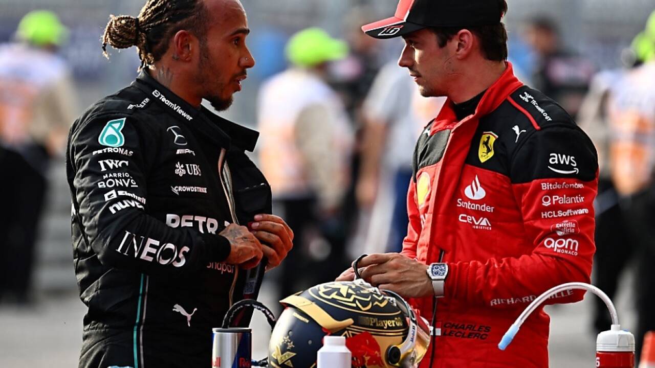 Lewis Hamilton (links) und Charles Leclerc werden ab 2025 Teamkollegen bei Ferrari. 