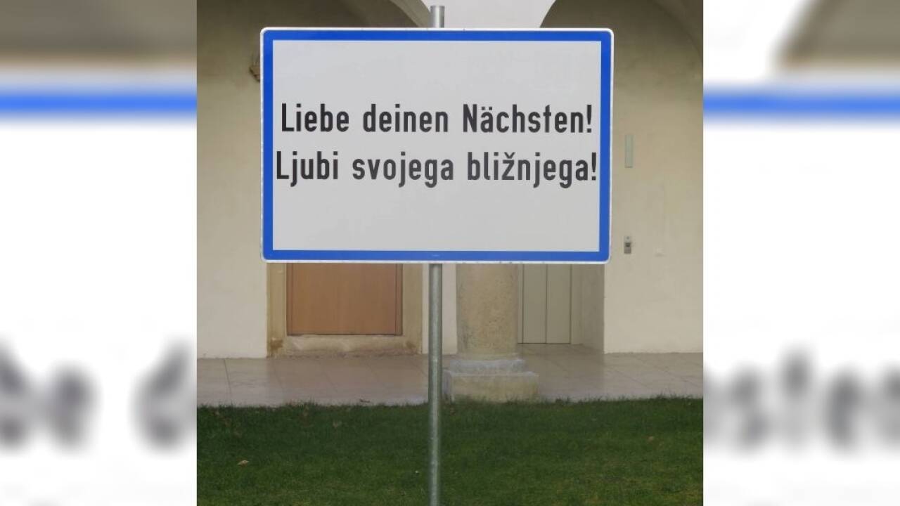 Ortstafel-Installation im Grazer Minoritenhof von Zenita Komad.  