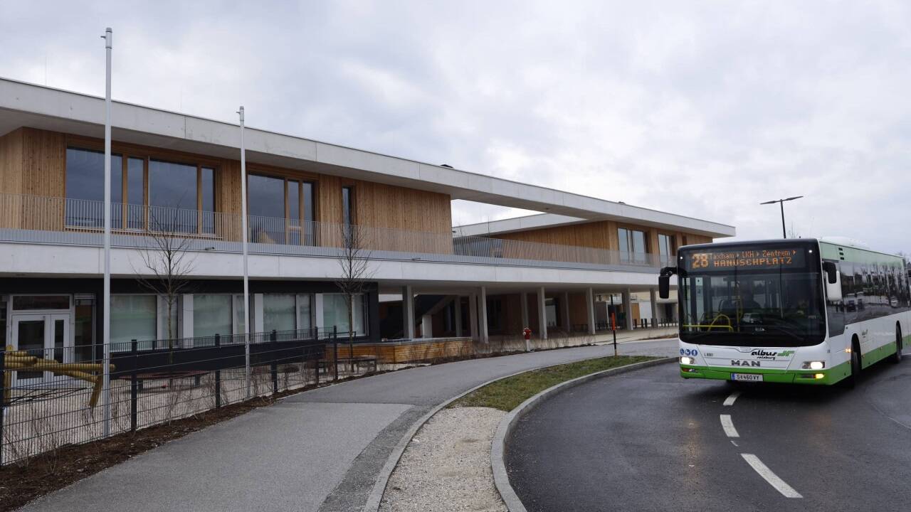 Der Bus hält vor der Schule. 