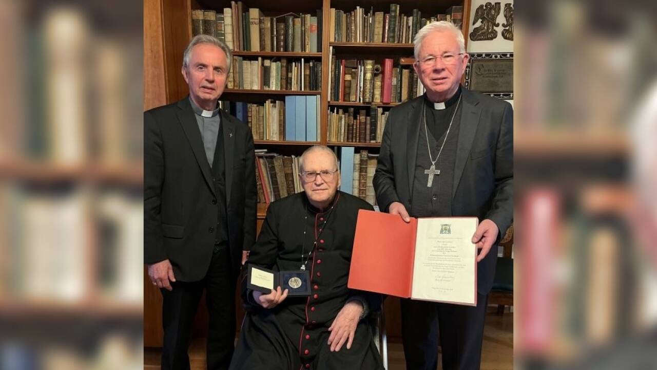Große Ehre für Prälat Johannes Nepomuk Neuhardt. Im Bild bei der Verleihung der Medaille (von links): Weihbischof Hansjörg Hofer, Neuhardt und Erzbischof Franz Lackner.  