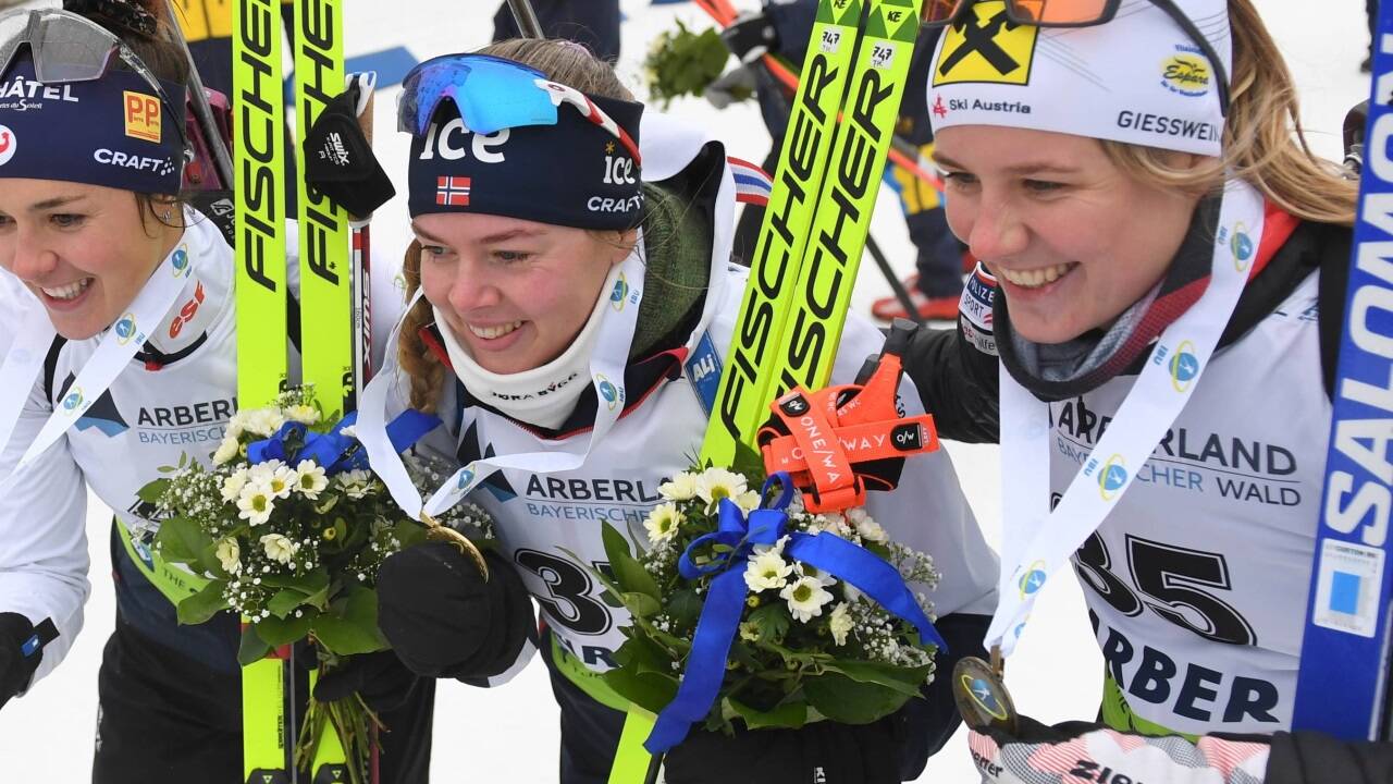 Lea Rothschopf (rechts ) feiert mit Camille Bened (FRA) und Karoline Erdal (NOR), 