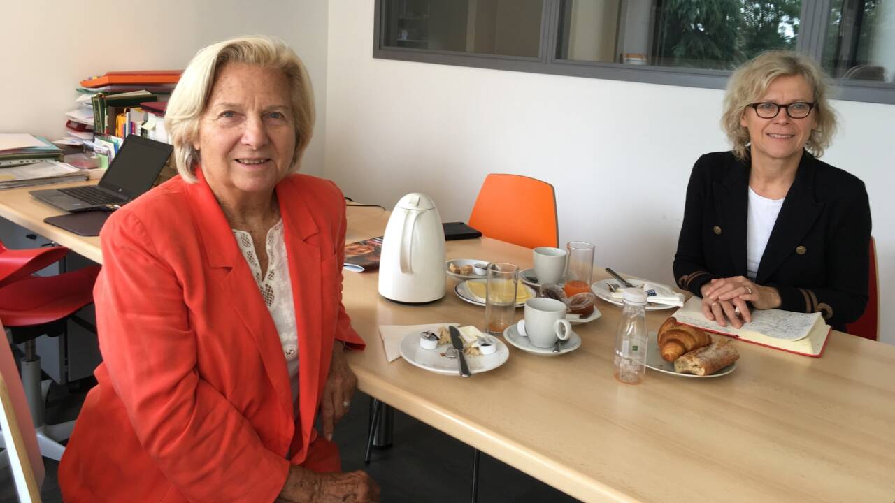 Barbara Francois beim Interview mit SN-Redakteurin Monika Graf (r.). 