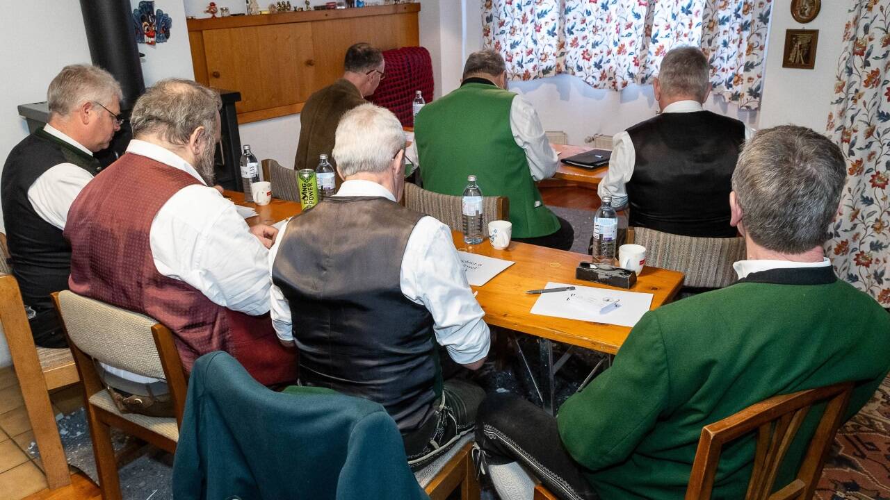 Das Preisgericht im Haus von Familie Kirchschlager in Viehhausen – jene, die über Sieg oder Niederlage entscheiden, sitzen ab 10 Uhr im abgedunkelten Wohnzimmer.  