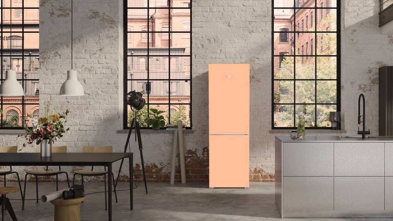 Liebherr-Kühlschrank, ganz in Pfirsich gehalten.  Liebherr-Kühlschrank, ganz in Pfirsich gehalten.