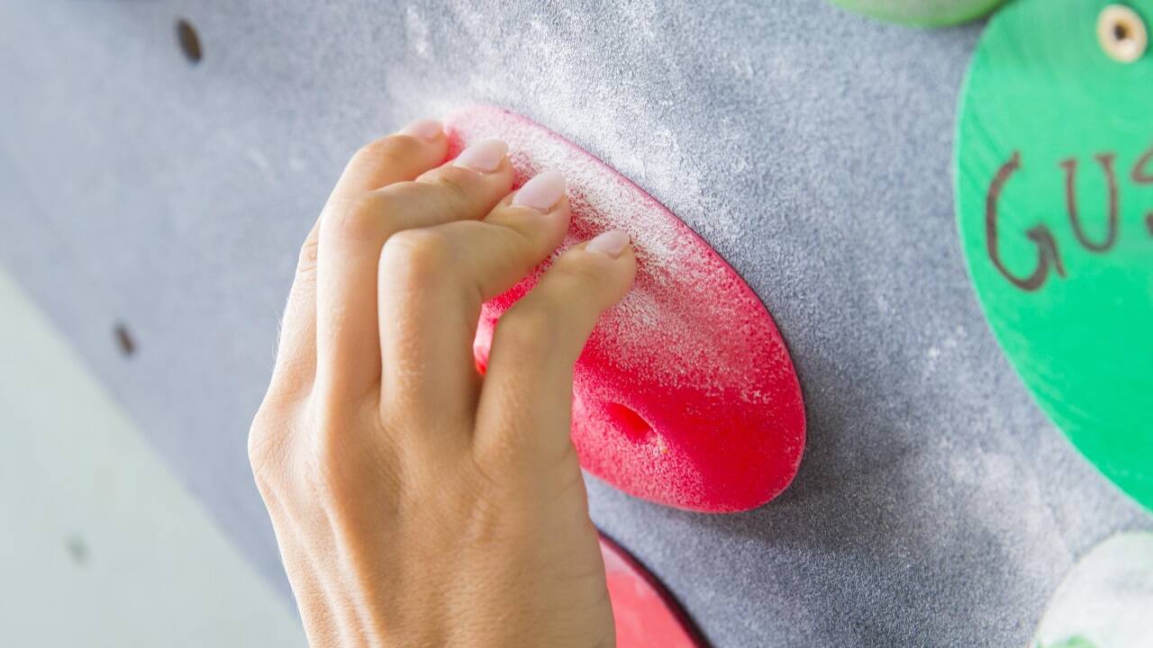 Kraft, Geschicklichkeit und Schnelligkeit: Beim Bouldern kommt es auf viele Faktoren an. Faktum ist: Der Sport fasziniert immer mehr Menschen. Kraft, Geschicklichkeit und Schnelligkeit: Beim Bouldern kommt es auf viele Faktoren an. Faktum ist: Der Sport fasziniert immer mehr Menschen.