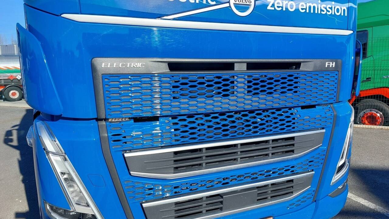 Die Logistikfirma Vega Trans aus Wals-Siezenheim hat die ersten beiden Elektro-Lkw-Zugmaschinen von Volvo seit Ende 2023 im Einsatz auf Fahrten zwischen Triest und Deutschland. 