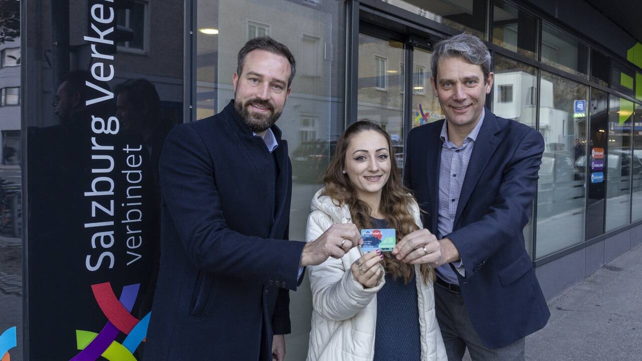Landeshauptmann-Stellvertreter Stefan Schnöll (l.) und Salzburg Verkehr Geschäftsführer Johannes Gfrerer bedankten sich bei der hunderttausendsten Netzkarten-Kundin Tania Maria Schusser als Stellvertreterin für alle Kundinnen und Kunden.  