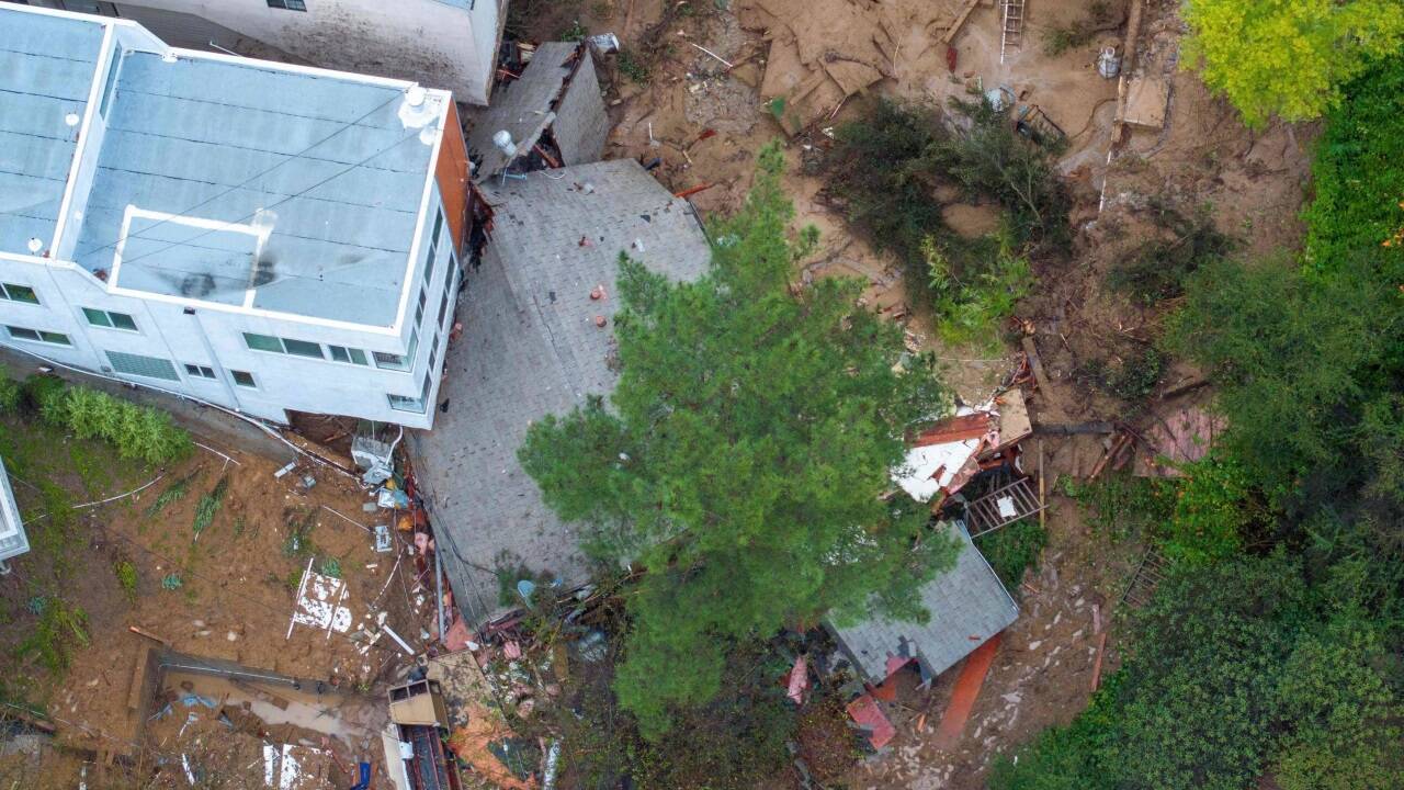 Zerstörung durch eine Schlammlawine in den Hollywoods Hills von Los Angeles.  