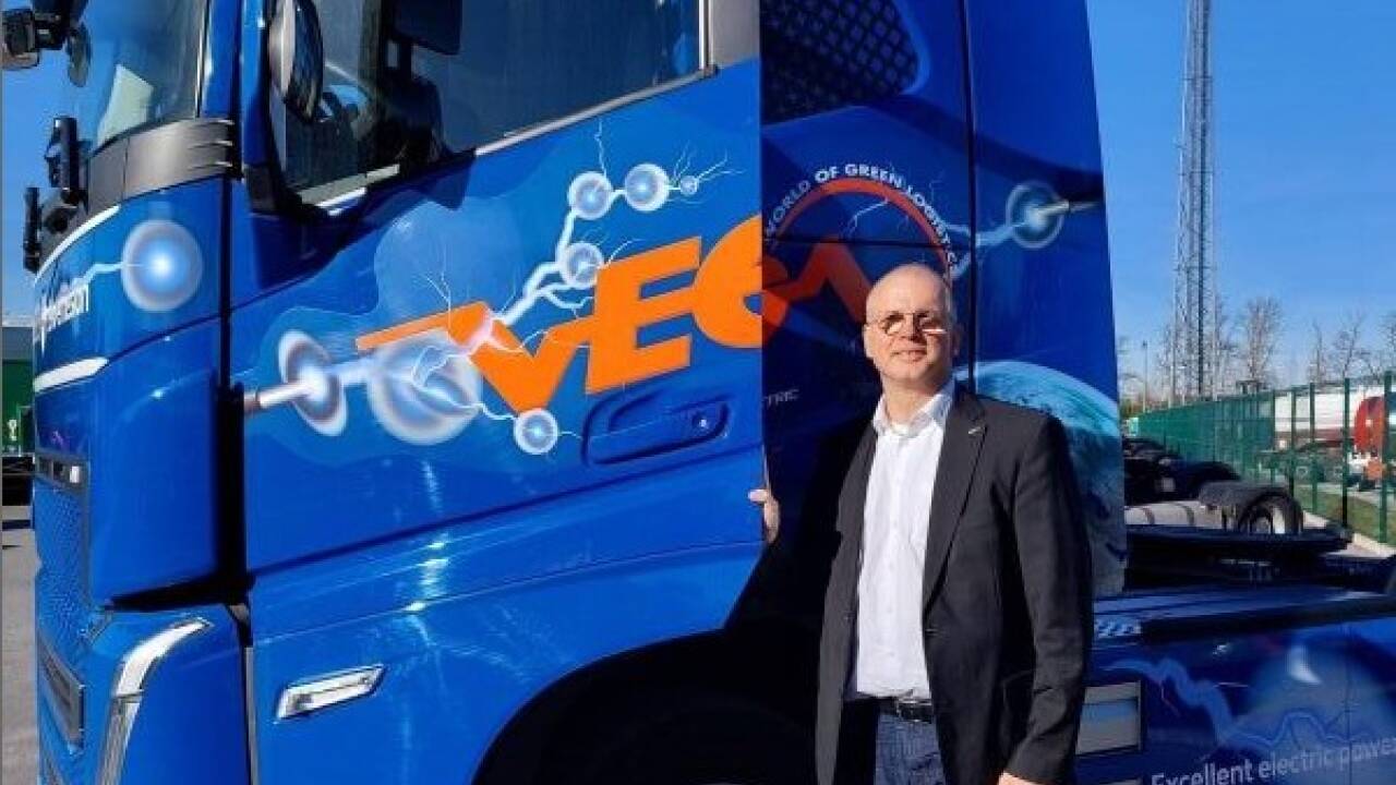 Blitzblau und emissionsfrei: Wolfgang Werner, Co-Geschäftsführer von Vega, vor einer elektrisch betriebenen Volvo-Zugmaschine. 