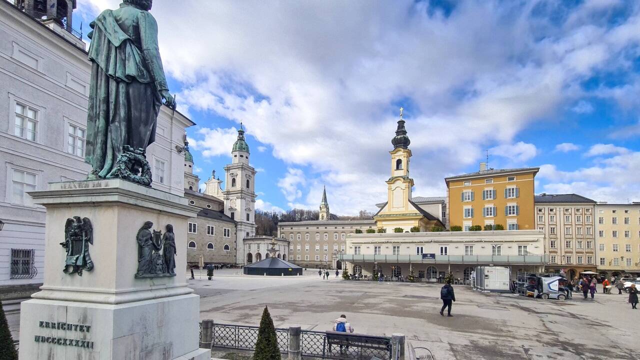 Staubwolken am Residenzplatz machen der Gastronomie zu schaffen. Auch der Mozartplatz soll so einen Belag bekommen. 