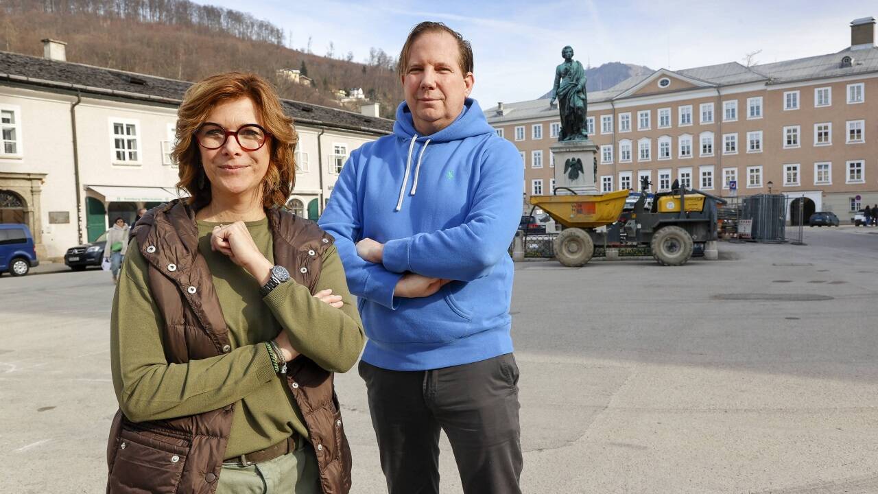 Kaufleute Michaela Schirlbauer und Alexander Pribil sind mit den Plänen für einen geschotterten Mozartplatz nicht glücklich. Staub sei schon jetzt ein Problem. 