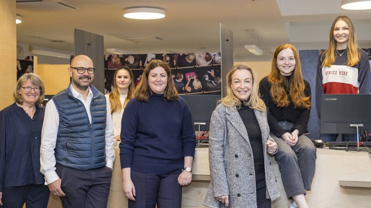 Das Team des Kartenbüros mit Leiter Christoph Engel (2.v.l.) und Festspielpräseidentin Kristina Hammer (3.v.r.). 