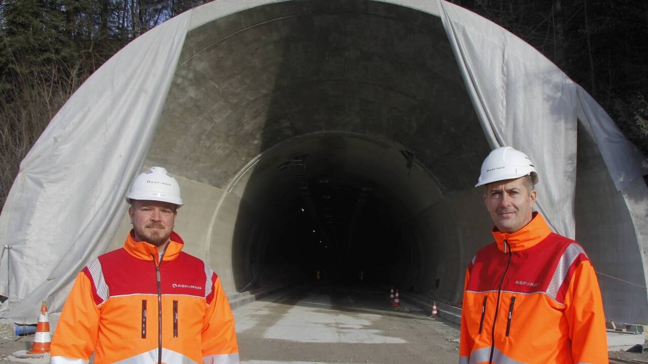 Lokalaugenschein am 7. Februar 2024 auf der Baustelle der Tunnelkette zwischen Golling und Werfen auf der Tauernautobahn. Das Foto zeigt die Projektleiter Georg Scheriau und Hanspeter Treichl vor dem Südportal des Helbersbergtunnels. 
