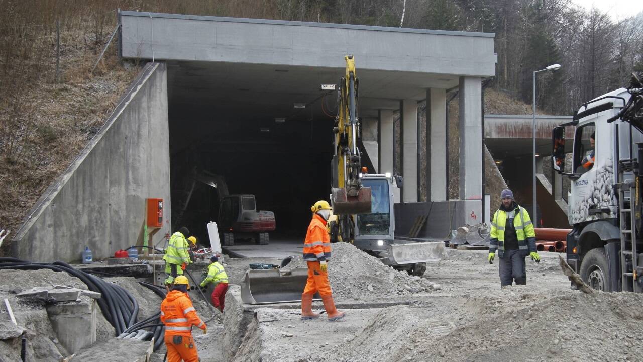 Innen und außen: Hier sind Bauarbeiter am Nordportal des Helbersbergtunnels am Werk. 