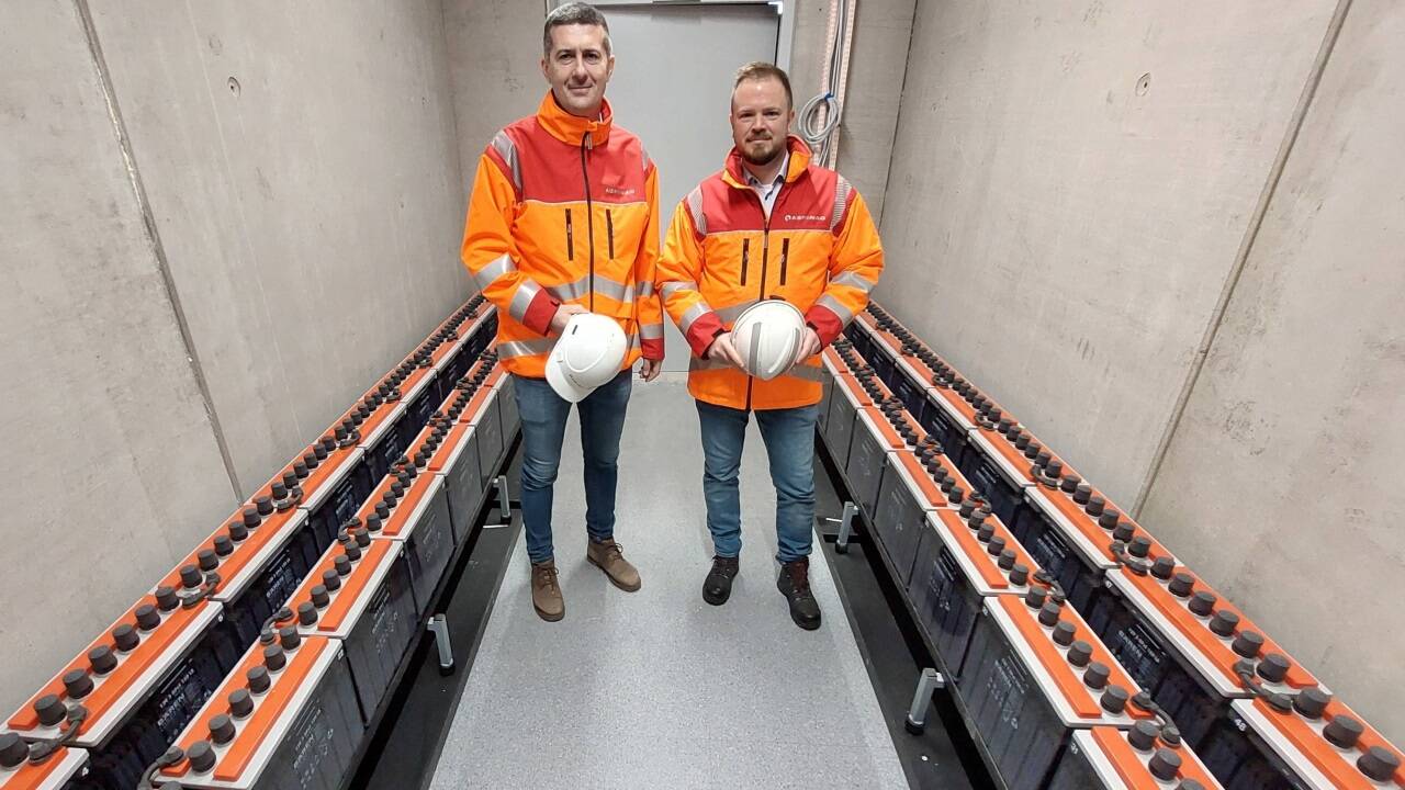 Projektleiter Hanspeter Treichl und Georg Scheriau in einem mit Batterieakkus bestückten Raum eines Betriebsgebäudes. Die Akkus übernehmen bei Stromausfall (Blackout) die sofortige Versorgung der Tunnelsysteme mit Elektrizität. 