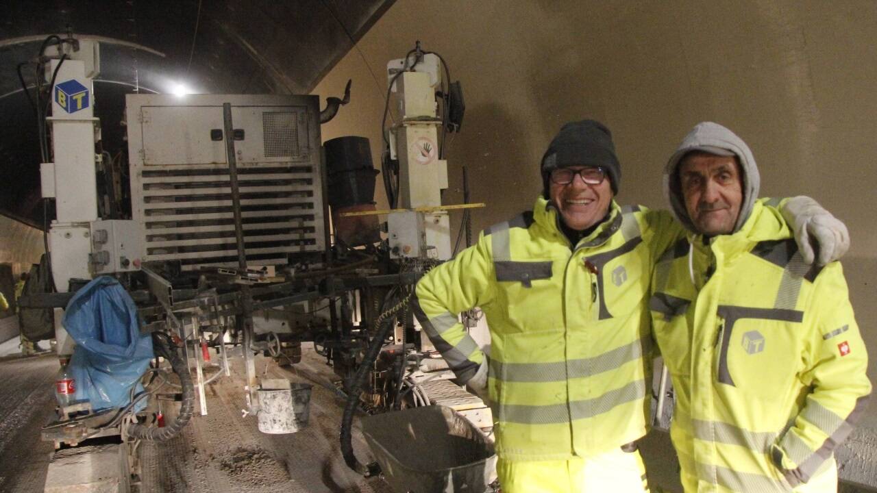 Das Foto zeigt Bauarbeiter bei Tätigkeiten an Schlitzrillen. 