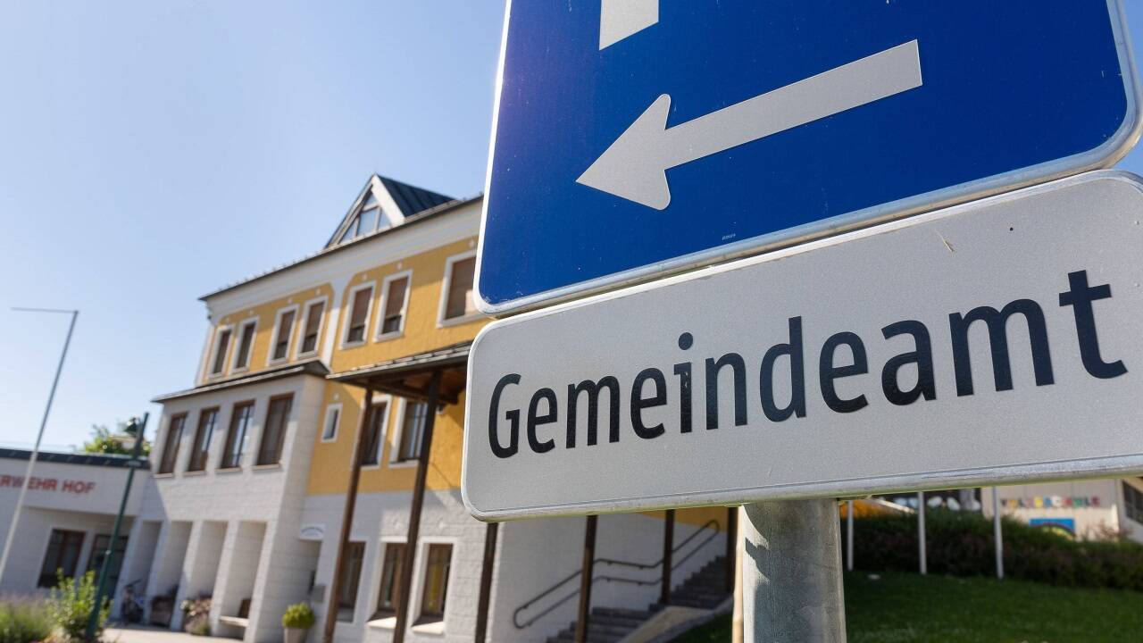 Das Gemeindeamt in Hof. Hier ist der Landwirt Thomas Ließ seit 2013 Bürgermeister. Das Gemeindeamt in Hof. Hier ist der Landwirt Thomas Ließ seit 2013 Bürgermeister.