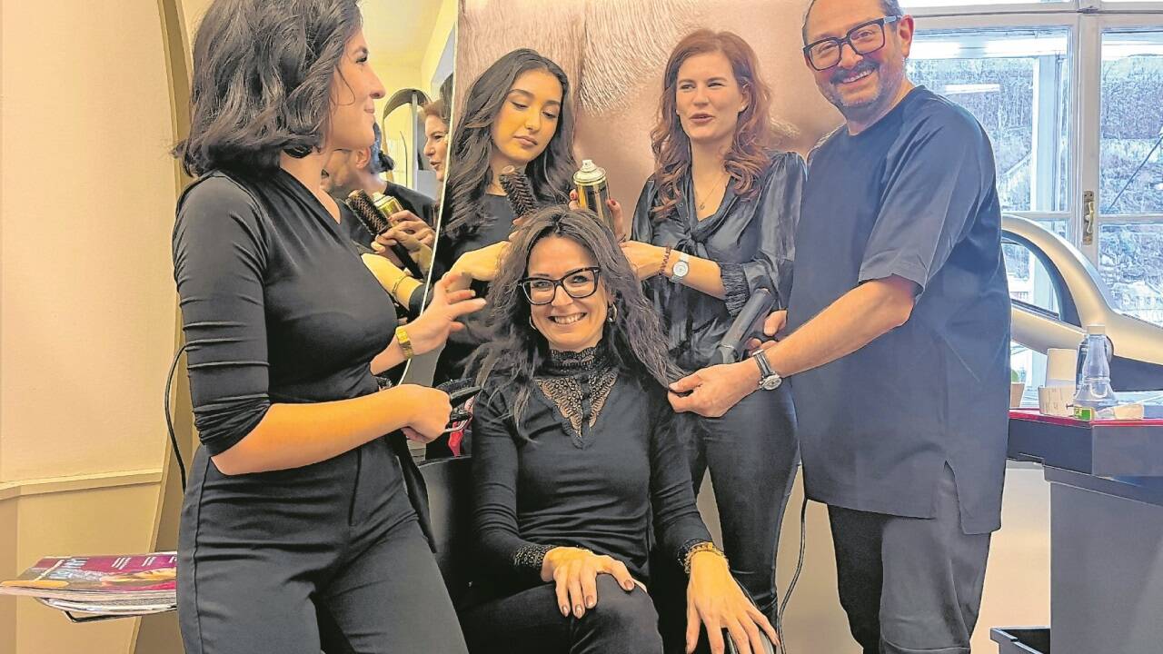 Der Salon von Friseurweltmeister Mario Krankl (r.) hat acht Mitarbeiterinnen. Im Bild (v. l.) Sarah Schmidlechner, Ceyda Doganay, Chefin Barbara Krankl und Hannah Lukasser. 
