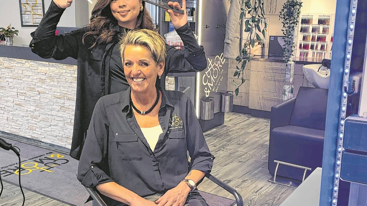 Friseurmeisterin Claudia Šimić (sitzend, mit Lehrling Cemre Uslu) hat ihren Salon in Elsbethen im Vorjahr um die Hälfte verkleinert. Am Samstag sperrt sie gar nicht mehr auf. „Zum Glück gehört das Geschäft mir.“ 