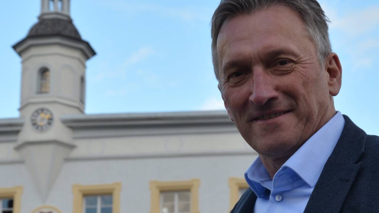 Andreas Bratzdrum ist Bürgermeister der bayerischen Kleinstadt Tittmoning... 