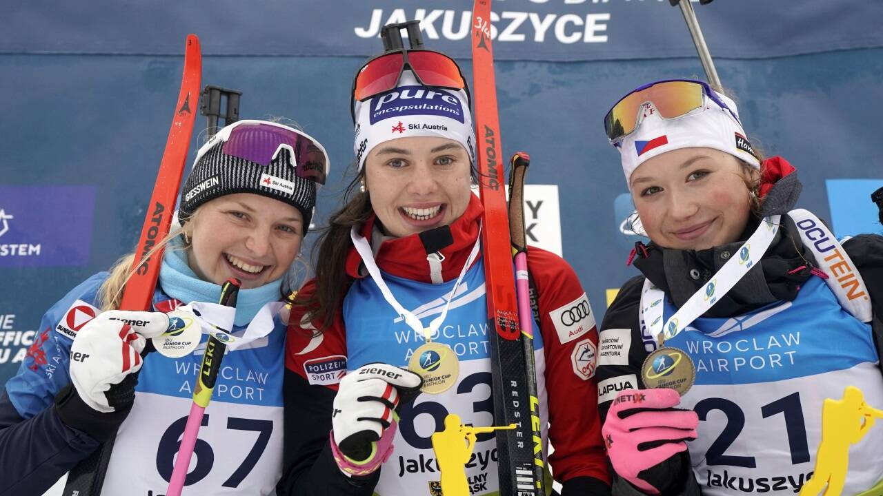 Anna Andexer (M.) jubelt über Gold, Teamkollegin Leonie Pitzer (links) über Silber. Bronze ging an die Tschechin Heda Mikolasova (rechts).   Anna Andexer (M.) jubelt über Gold, Teamkollegin Leonie Pitzer (links) über Silber. Bronze ging an die Tschechin Heda Mikolasova (rechts).