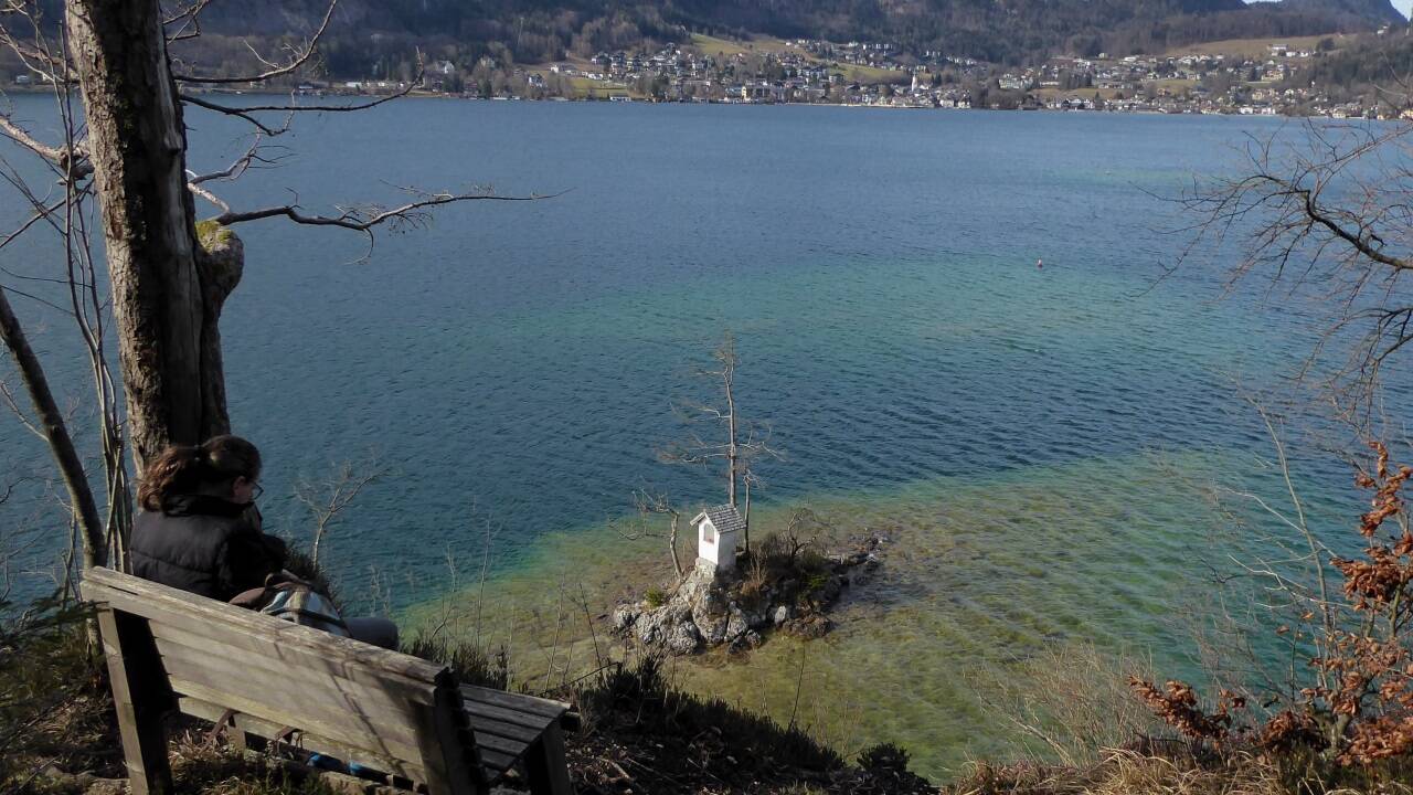 Sonne tanken beim Hochzeitskreuz am Wolfgangsee. 