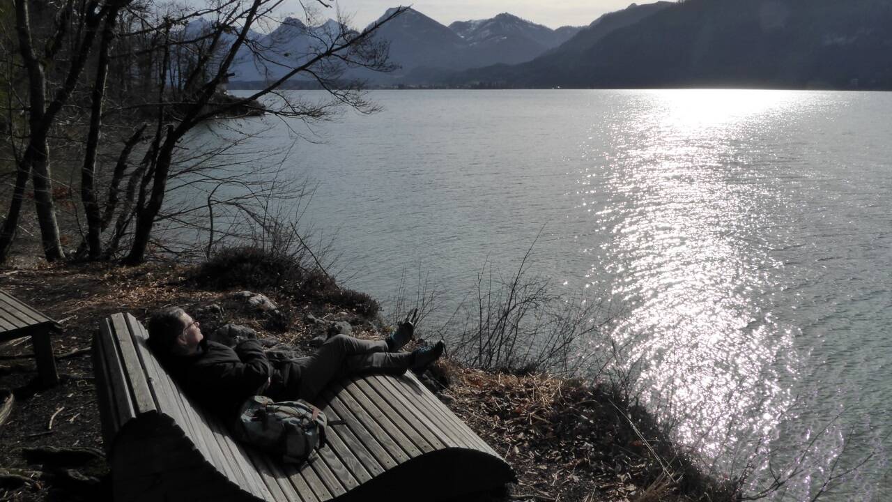 In St. Gilgen am Wolfgangsee mit Blick auf den Sparber (Bildmitte). 