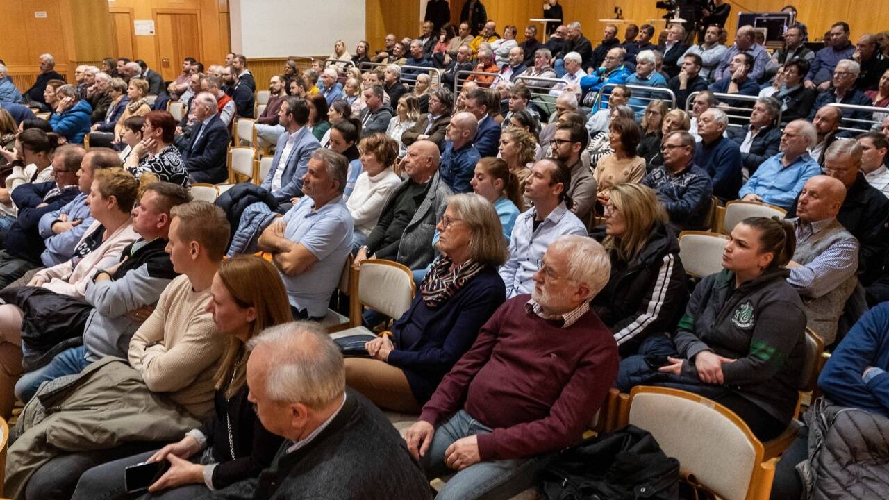 Etwa 250 Bürgerinnen und Bürger kamen zur Diskussion. 