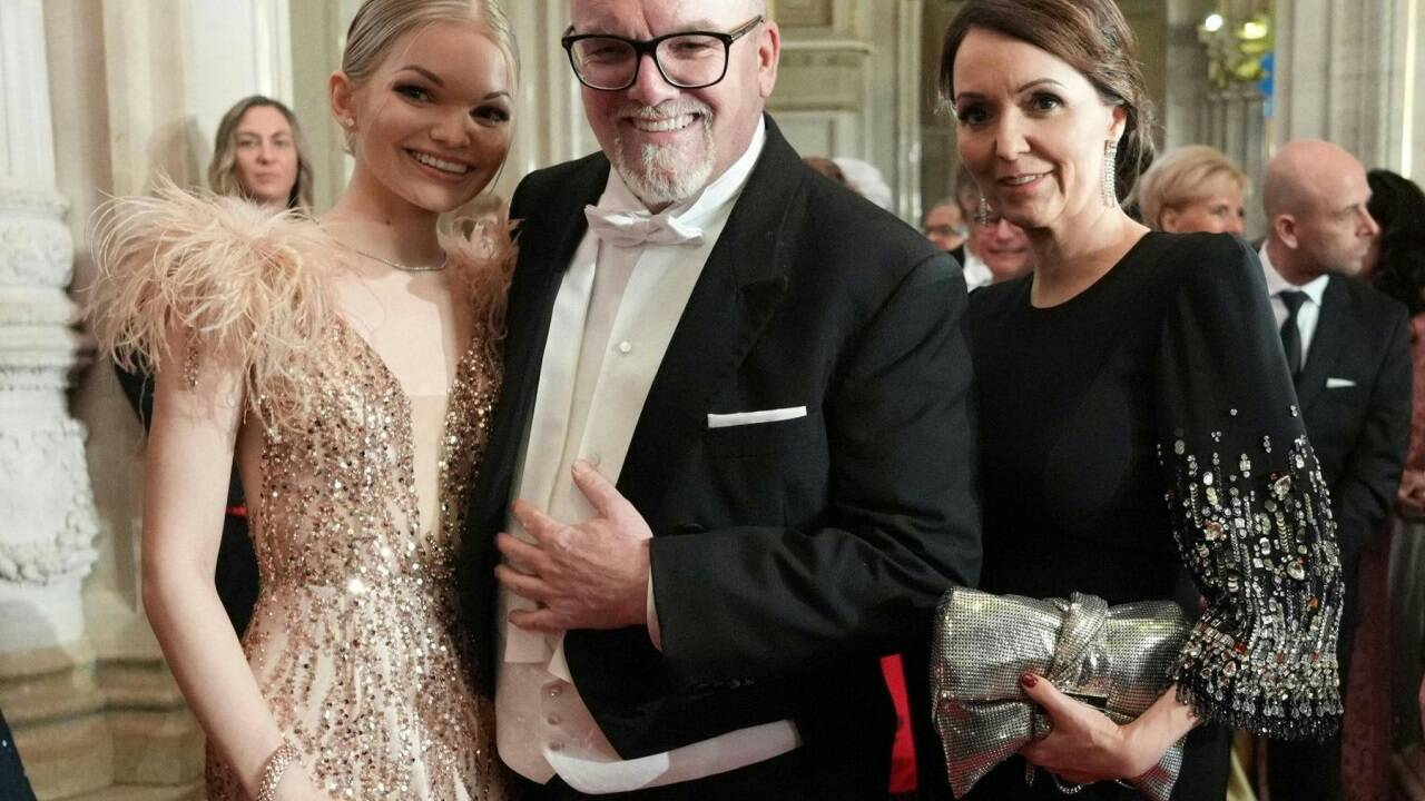 Gerry Friedle (DJ Ötzi) mit seiner Ehefrau und seiner Tochter (links) beim Opernball.  