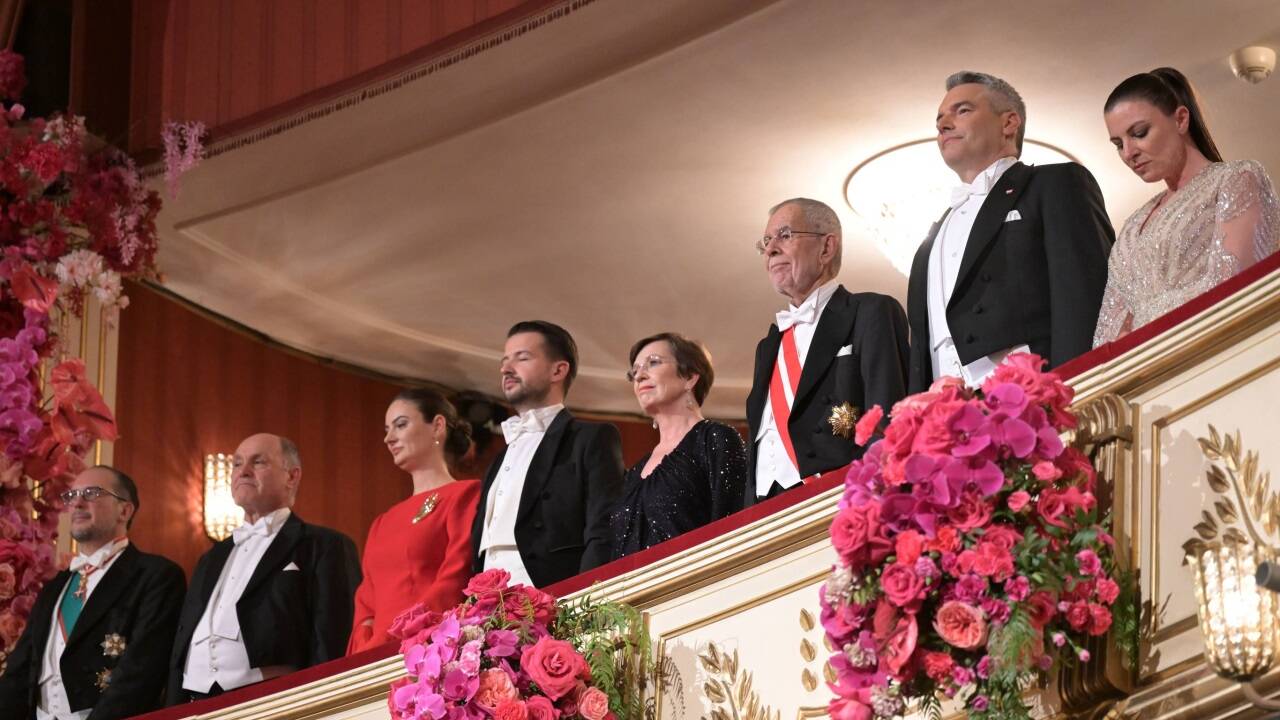 Außenminister Alexander Schallenberg (ÖVP), Nationalratspräsident Wolfgang Sobotka (ÖVP), Montenegros Präsident Jakov Milatovic mit Ehefrau Milena, Bundespräsident Alexander Van der Bellen und Ehefrau Doris Schmidauer, Bundeskanzler Karl Nehammer (ÖVP) mit Ehefrau Katharina 