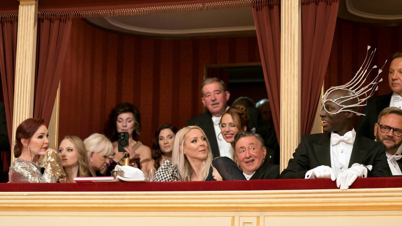 Das Model Papis Loveday (rechts) zog auch die Blicke von Priscilla Presley und Richard Lugner auf sich.  