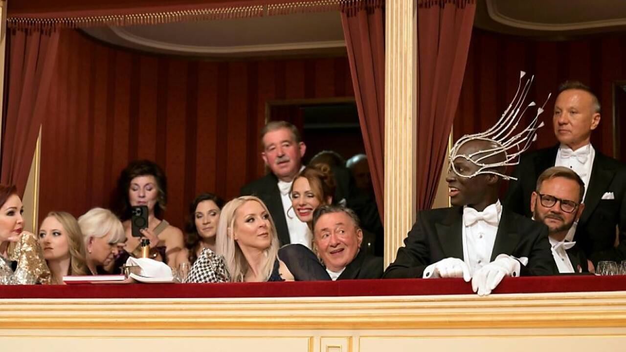 Model Papis Loveday zog viele Blicke auf sich. In der Loge nebenan saßen Richard Lugner und sein Stargast Priscilla Presley.  