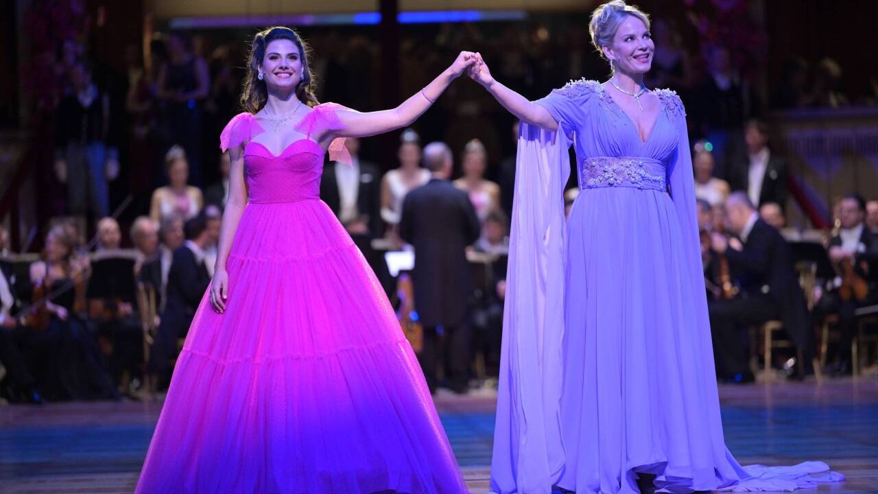 Künstlerischer Höhepunkt: Serena Saenz und Elena Garanca. Das erste weibliche Duett am Opernball.  