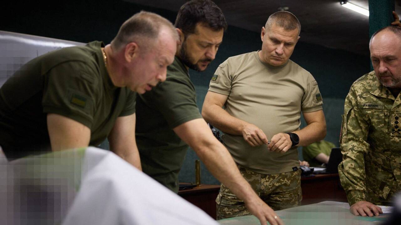Selenskyj macht Oleksandr Syrskyj (links) zum Chef der ukrainischen Streitkräfte.  
