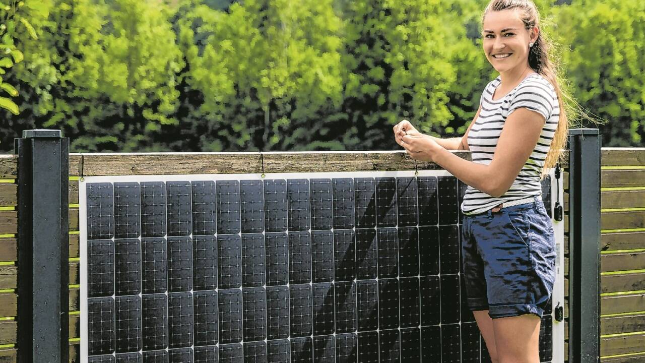 Ob Zaun, Balkon oder Hüttendach – für die Module von Kleinsterzeugeranlagen gibt es verschiedene Standorte, an denen sie sich leicht montieren lassen. 