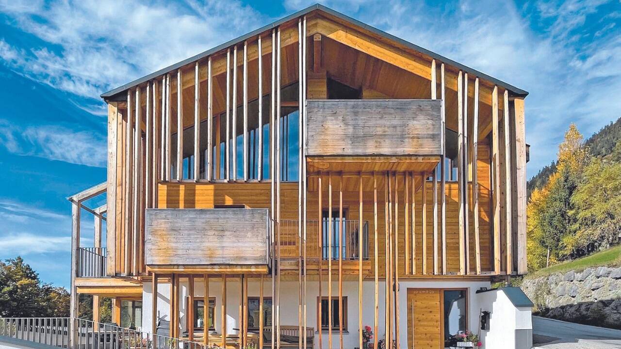 Das alte Bauernhaus hätte abgerissen werden sollen. Man entschloss sich zur Revitalisierung und Fortschreibung der Geschichte des Gebäudes.   Das alte Bauernhaus hätte abgerissen werden sollen. Man entschloss sich zur Revitalisierung und Fortschreibung der Geschichte des Gebäudes.