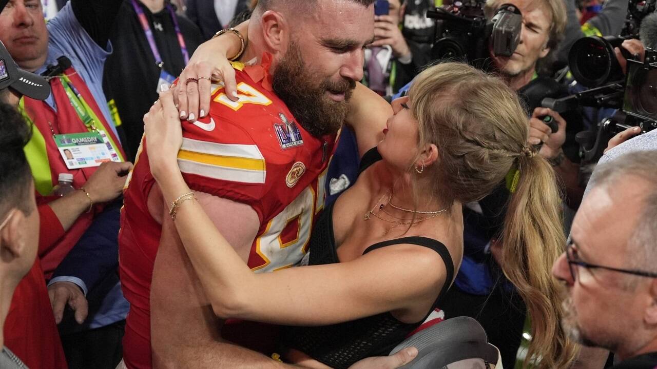 Travis Kelces liebste Gratulantin war Freundin Taylor Swift. 