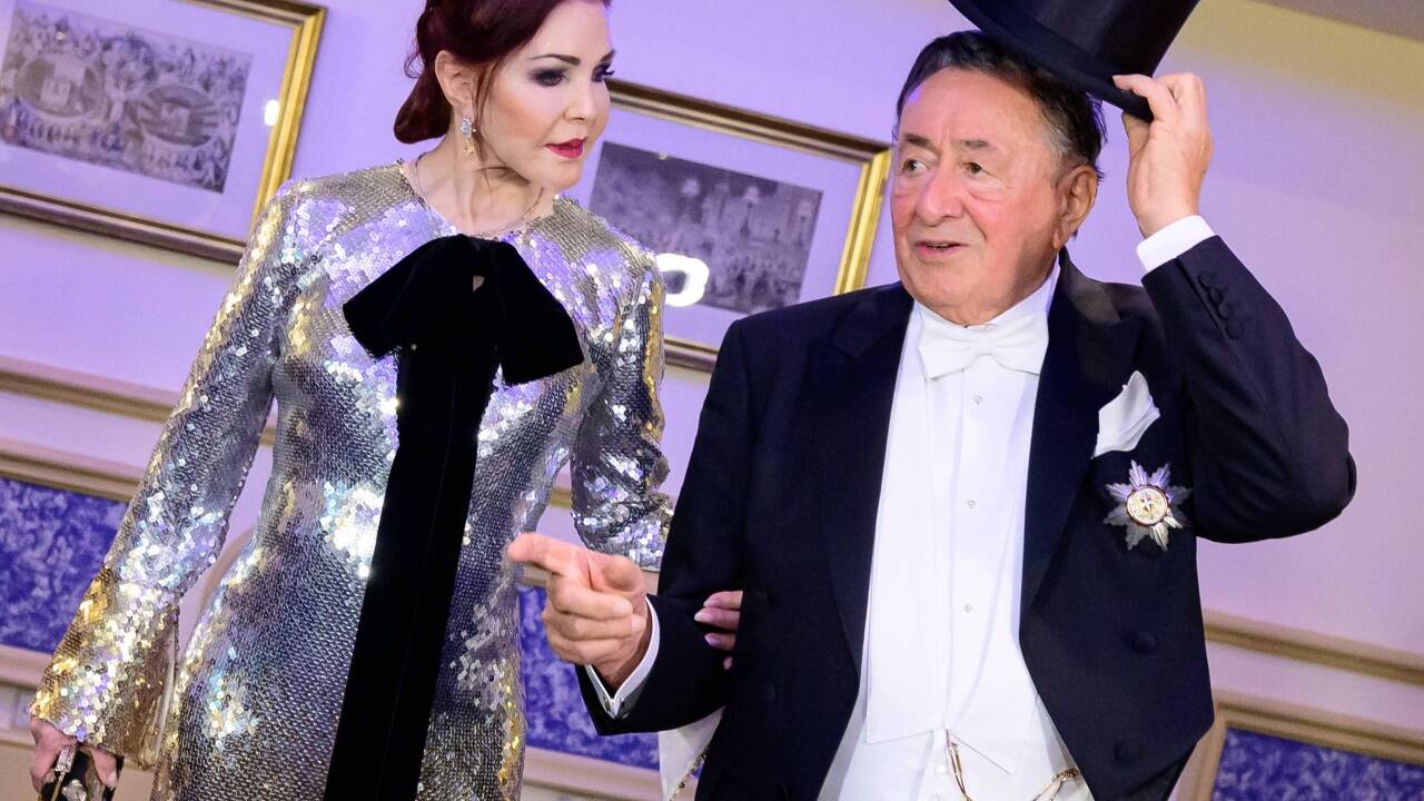 Richard Lugner mit Opernballgast Priscilla Presley. Wie viel dem Society-Löwen das Engagement seines Stargastes kostete, verschweigt der Baumeister. Richard Lugner mit Opernballgast Priscilla Presley. Wie viel dem Society-Löwen das Engagement seines Stargastes kostete, verschweigt der Baumeister.