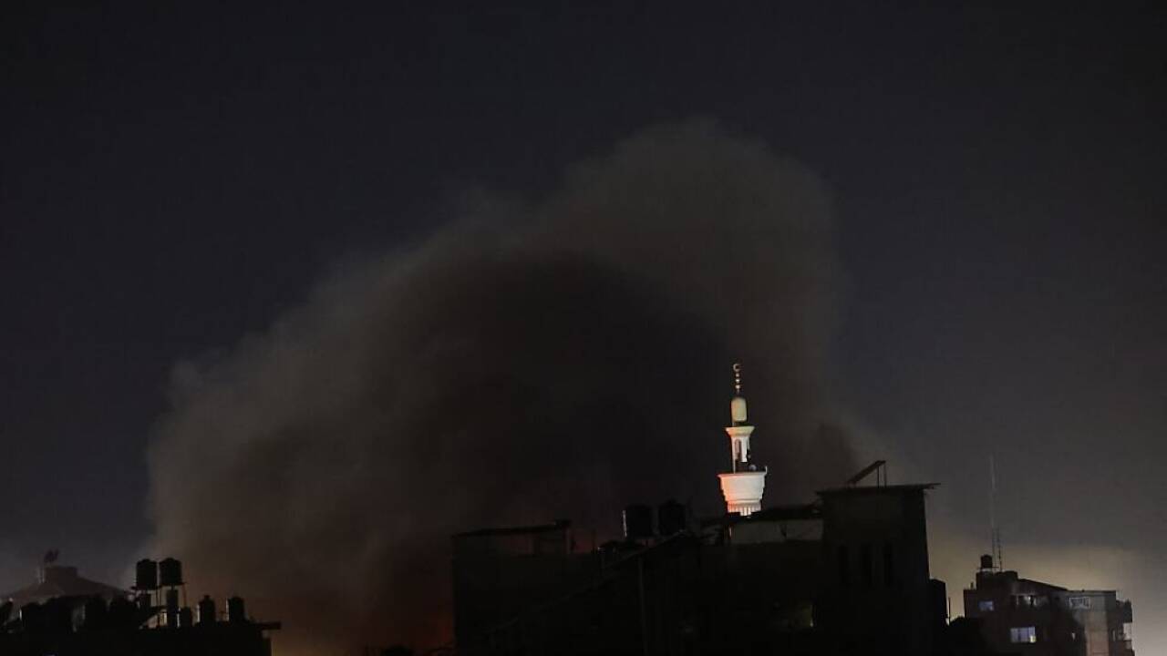 Das Minarett einer Moschee im Rauch der israelischen Bomben 