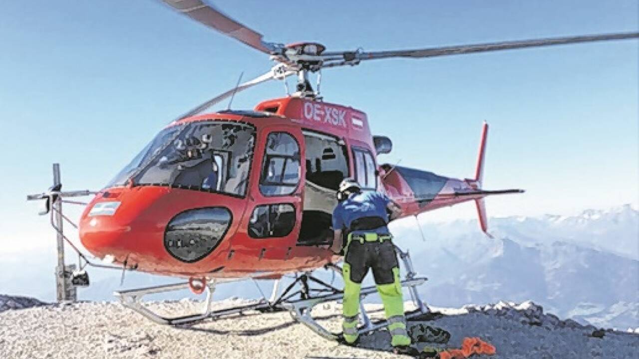 Pilot Toni Rainer von Heli Knaus hat das 500-Kilo-Kreuz nach fünf Minuten Schwebeflug perfekt platziert. 