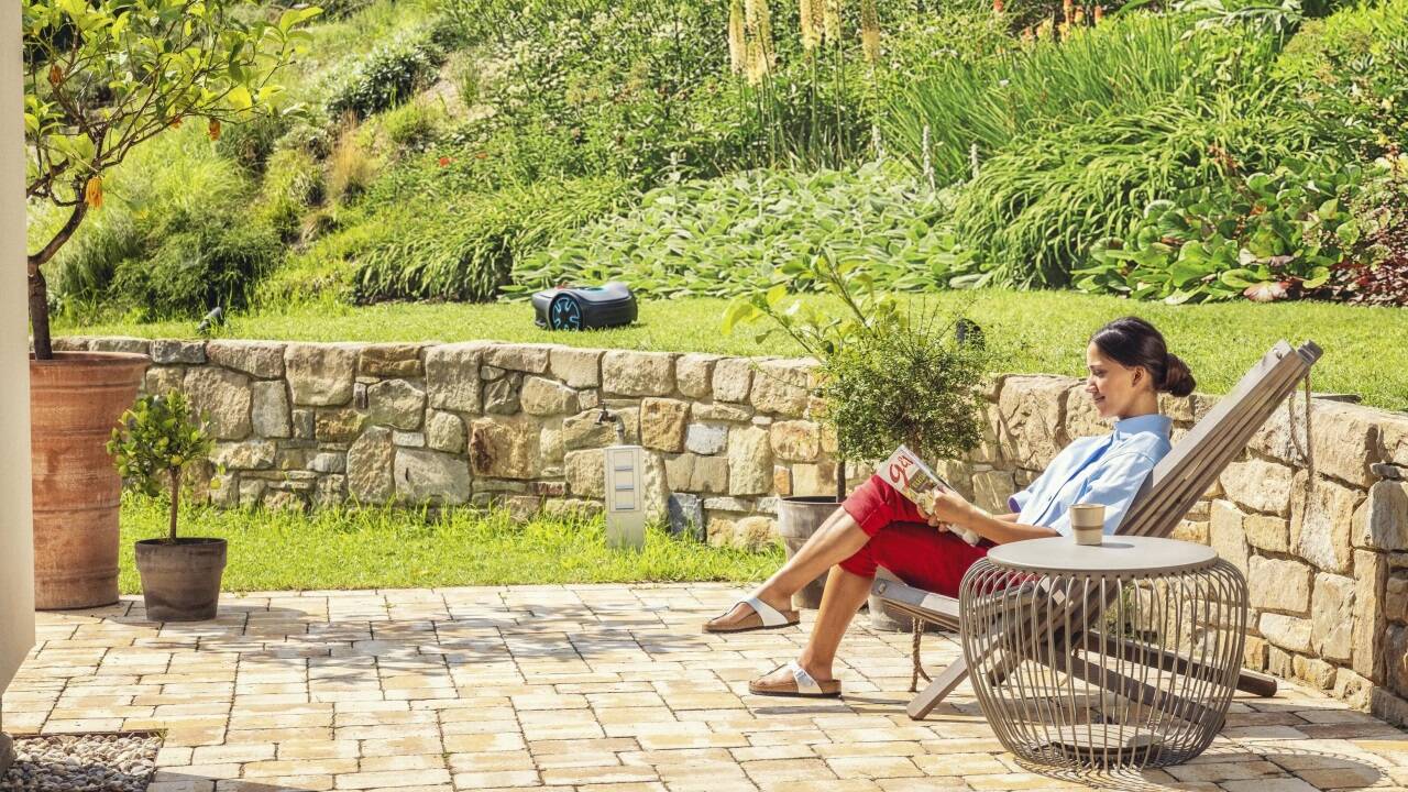 Technische Helferlein wie Mähroboter oder automatische Bewässerungssysteme übernehmen viel lästige Gartenarbeit.  